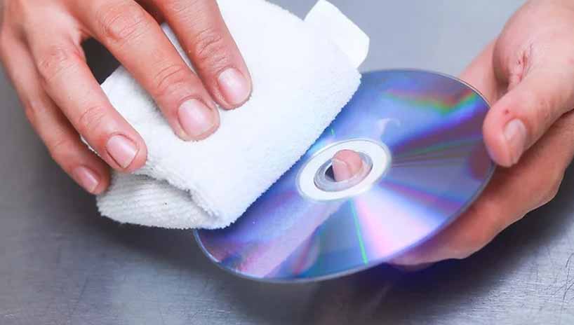 پاک کردن خش CD و DVD با خمیر دندان